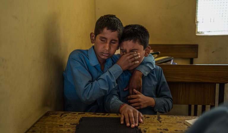 Photojournalist Captures Life of Blind Students in Delhi & It Absolutely Proves Love is Blind